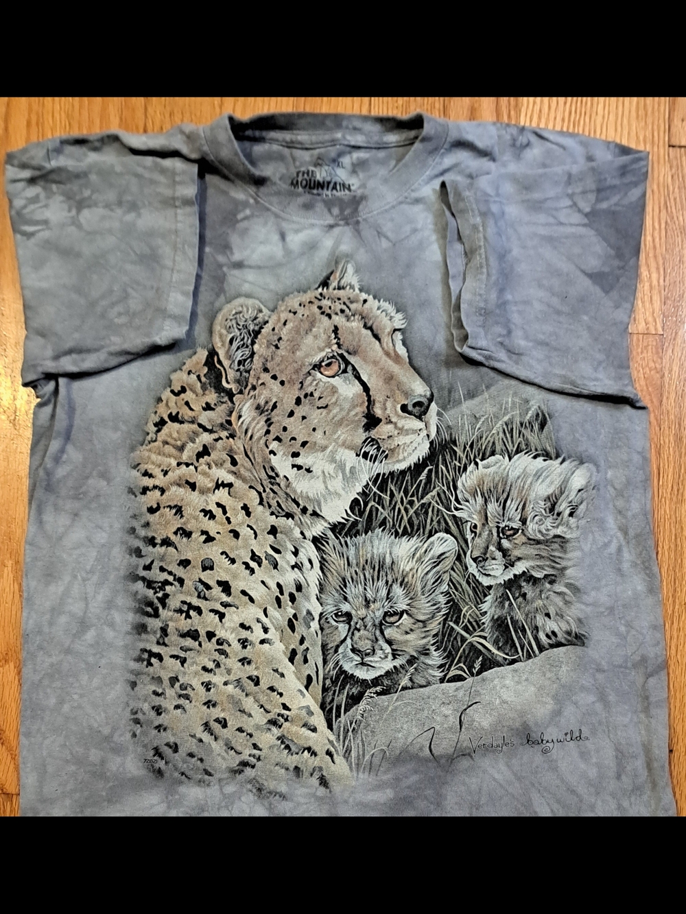 The Mountain Kids Gray Cheetah & Cubs Graphic Tee XL